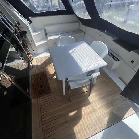 Botel Beautiful And Magnific Yacht Lissabon
