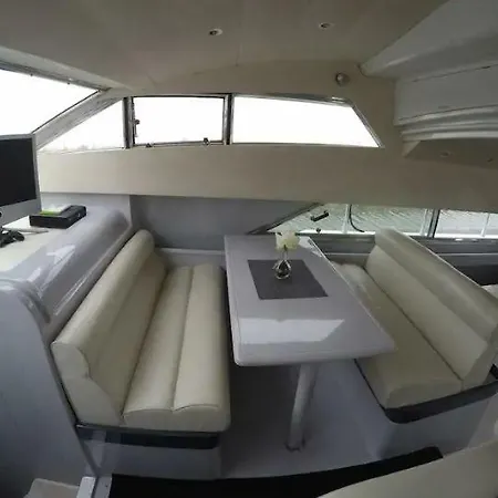 Hotel en barco Beautiful And Magnific Yacht *